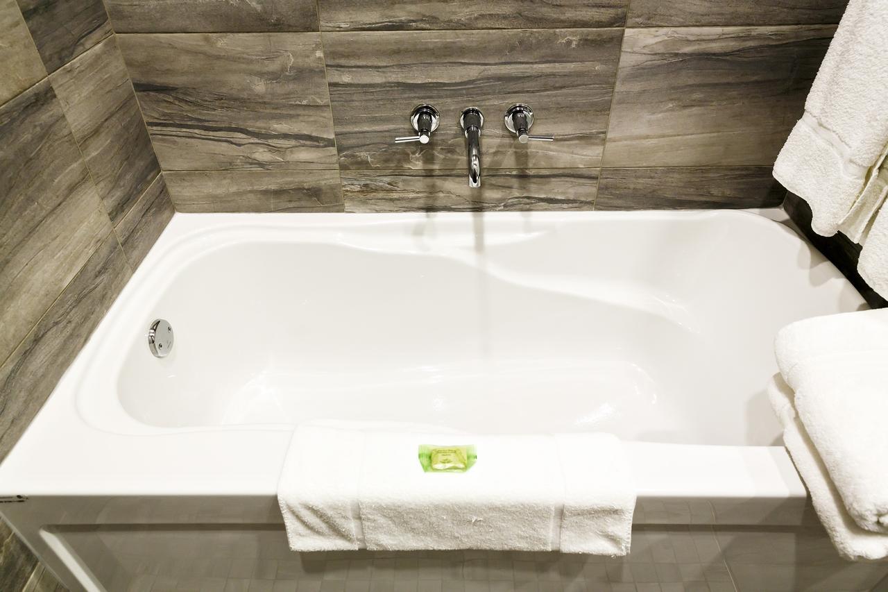Blue On Water Hotel Сент Джонс Екстериор снимка
